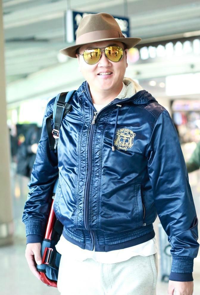 49岁孙楠瘦了? 一身休闲装扮低调现身, 全程微笑心情大好!