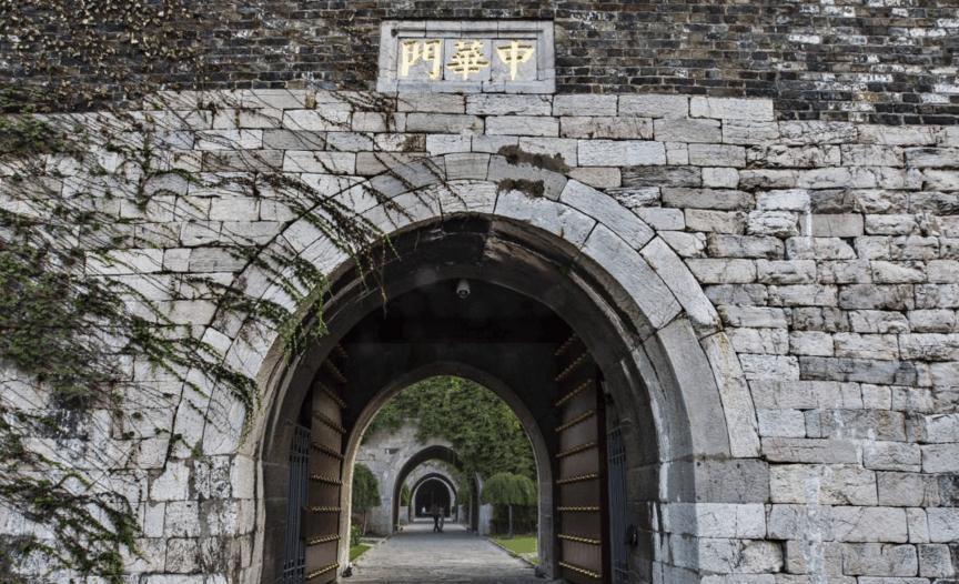 民国更换中华门匾额,摘下来后发现一个秘密,感叹前人真机智