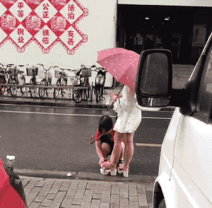 她在普安路上海广场办公楼附近   遇到了一对母女   因为是下雨天