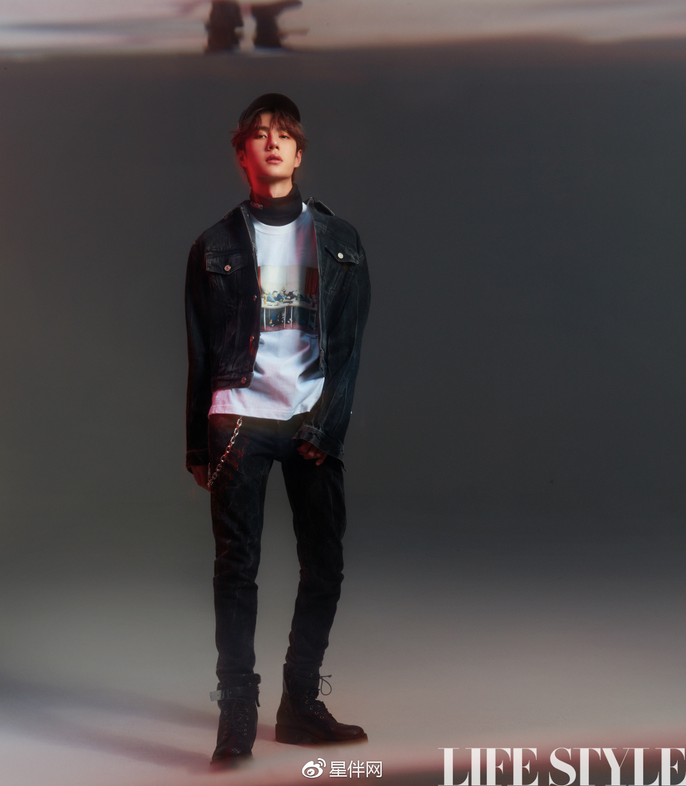 王一博登时尚杂志封面 红光氤氲里尽展偶像型格