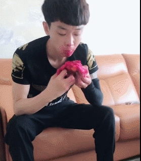 金毛:主人,你干嘛呀,我不喜欢吃这玩意啊|金毛|主人|火龙果_新浪新闻