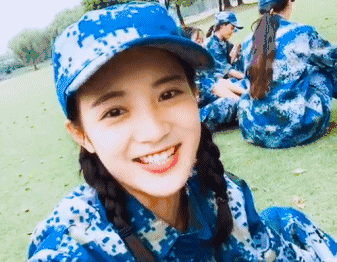 搞笑gif图片笑话段子:今天是什么节日,怎么那么多人?