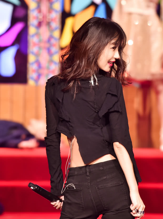 李菲儿在舞台上大胆秀身材这腰细得怕是剩下骨头了网友好腰