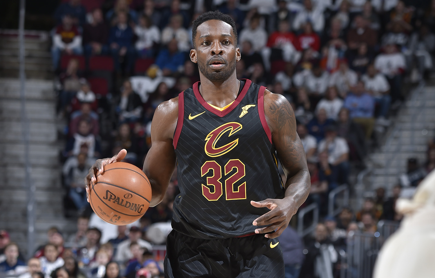 组图:骑士擒雄鹿 詹姆斯底线持球杰夫-格林暴扣