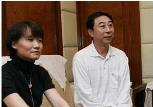 她是冯巩的专职司机,没婚纱没房子嫁给冯巩,儿子和冯巩长的一模