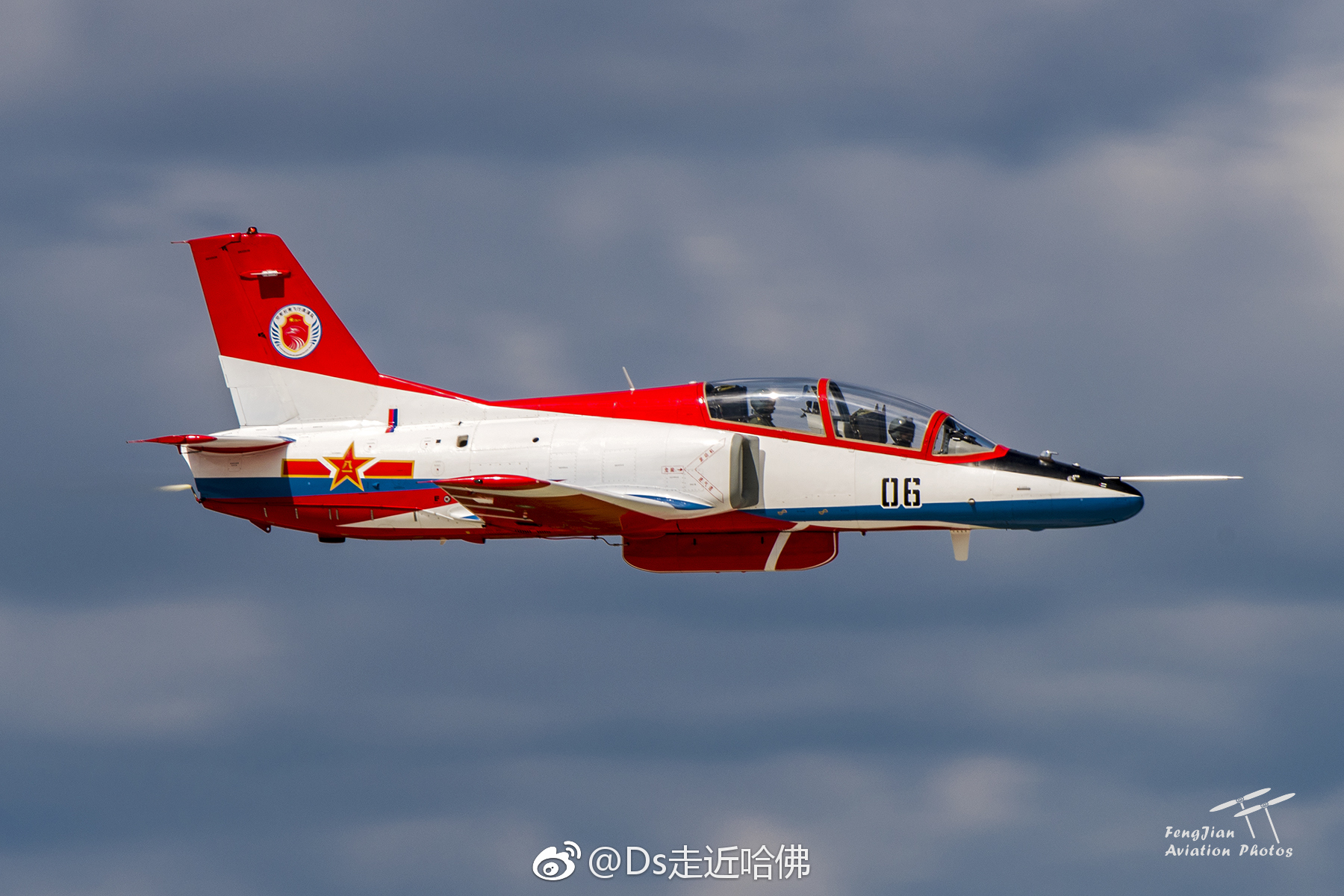 空军航空大学2018开学典礼今天举行,看空军航空大学"红鹰"特技沸行