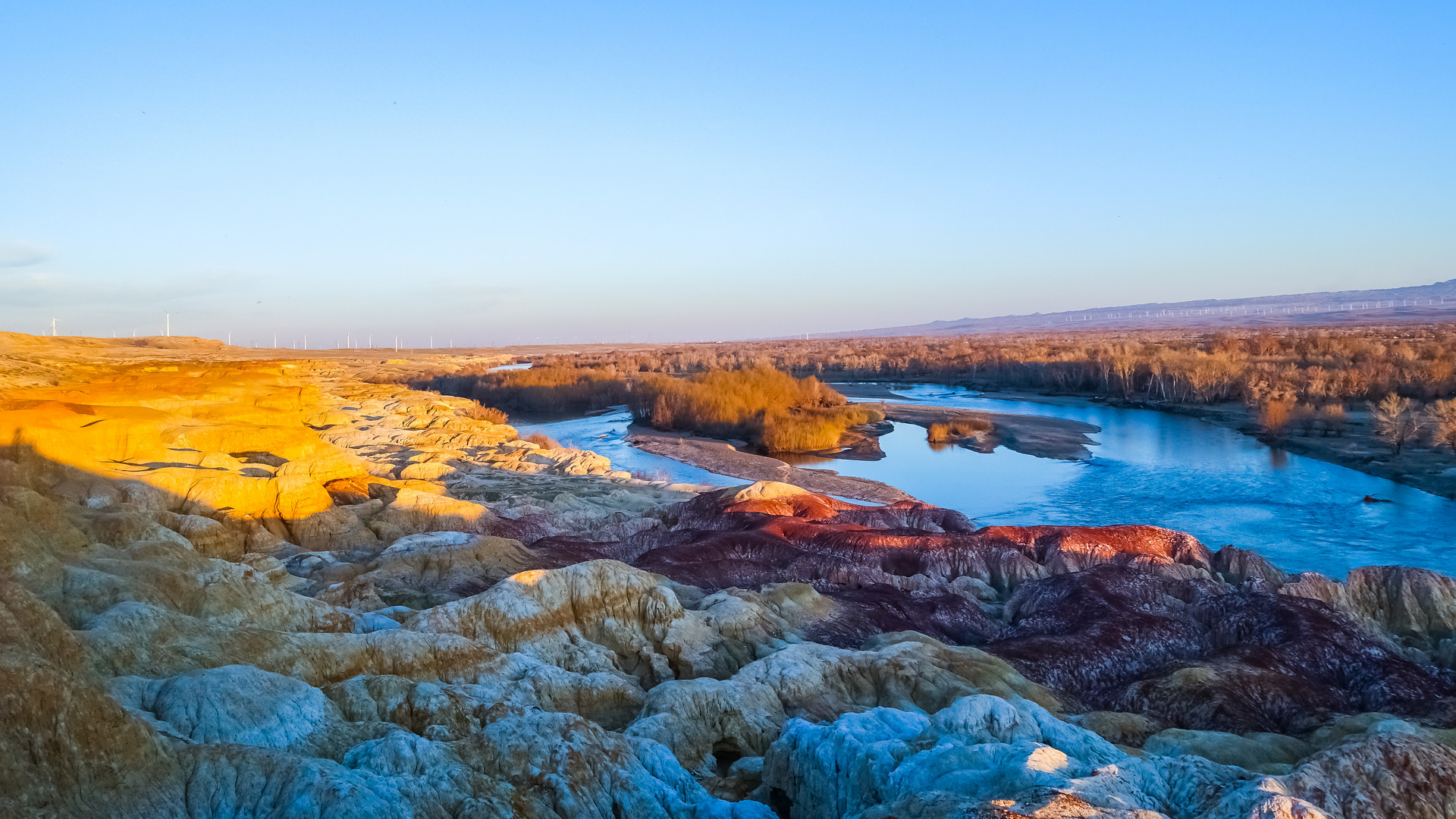 新疆最美的雅丹地貌,因含有不同矿物质呈现彩色成了景点