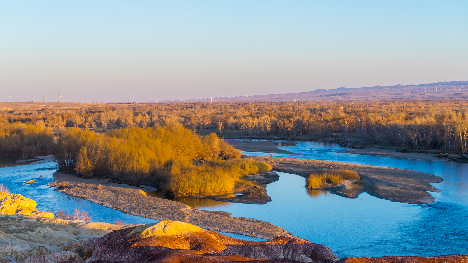 新疆最美的雅丹地貌,因含有不同矿物质呈现彩色成了景点