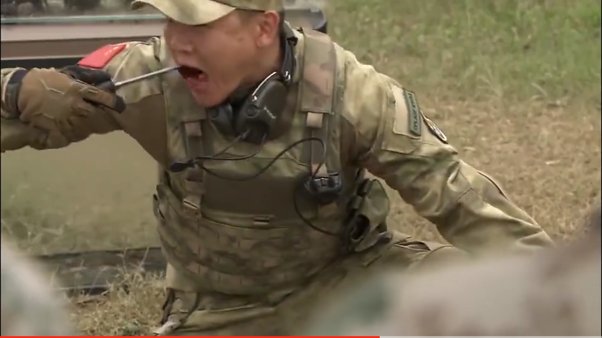特种兵之火凤凰长官让女兵吃老鼠只有一人敢吃