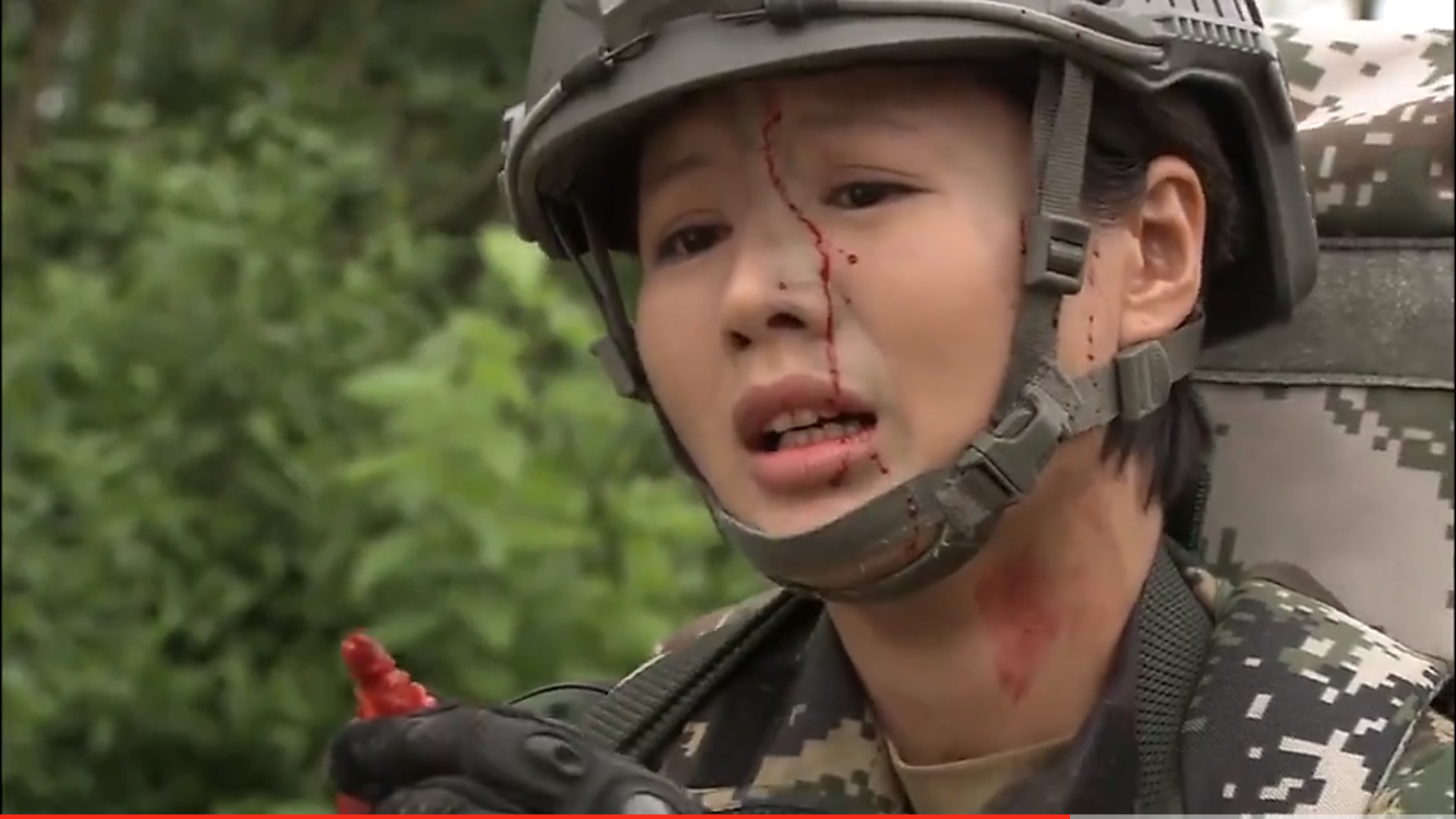 特种兵之火凤凰长官让女兵吃老鼠只有一人敢吃