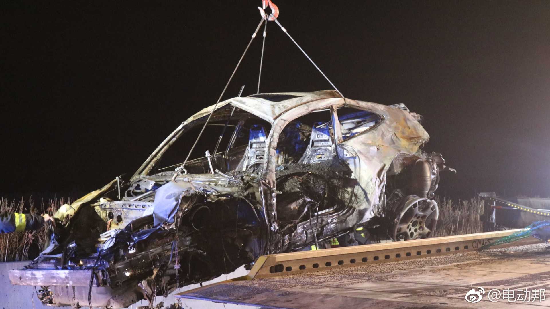 太可惜德国的高速公路上一辆保时捷911carrera自燃烧毁