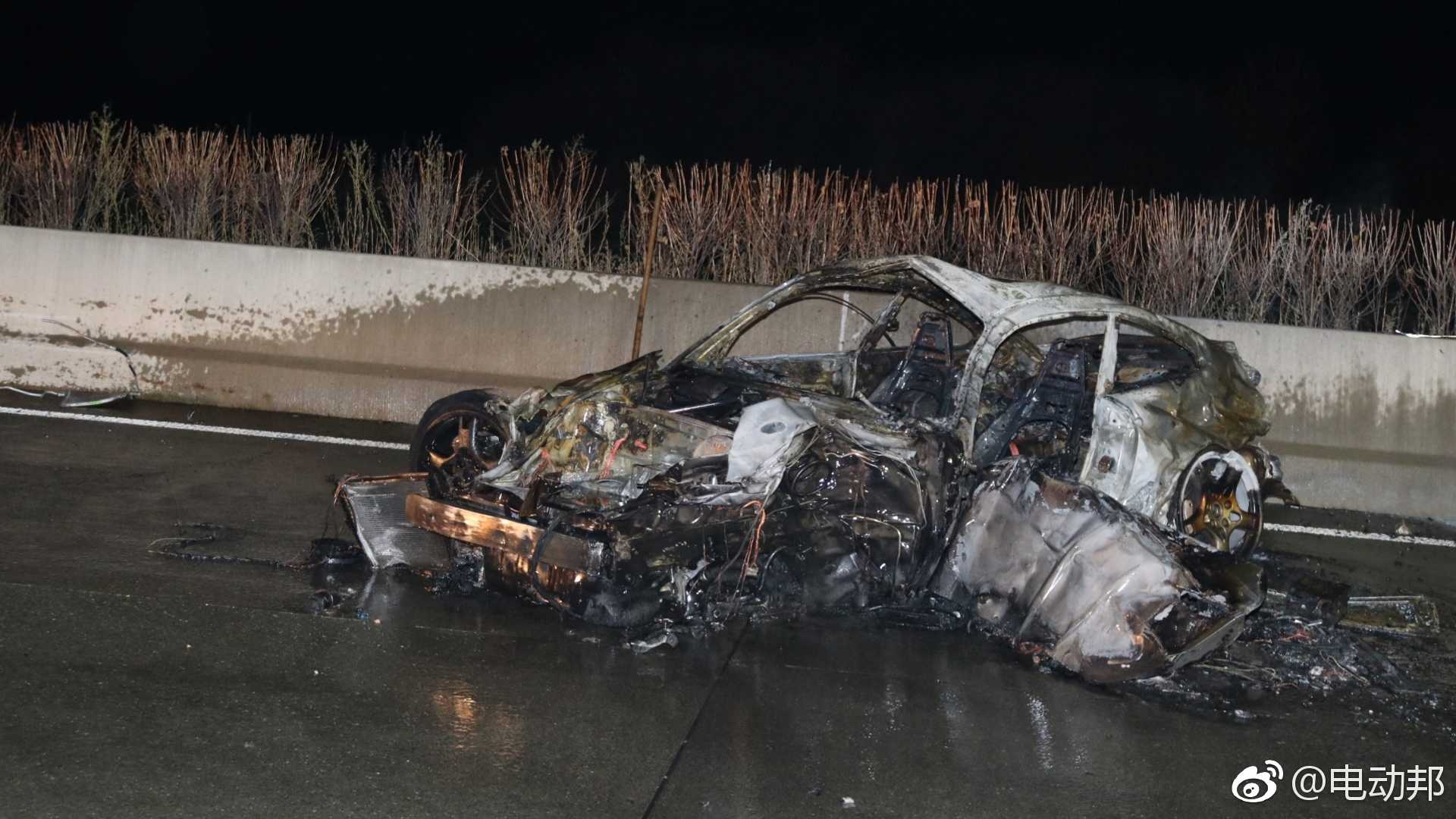 太可惜德国的高速公路上一辆保时捷911carrera自燃烧毁