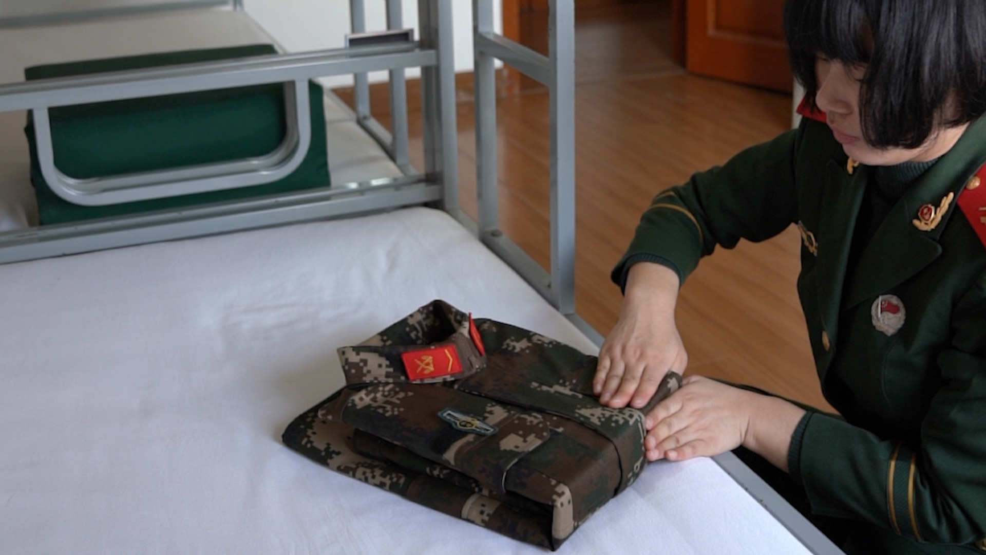 俄乌剑拔弩张美国趁势火上浇油派军机进黑海乌军终于开炮了