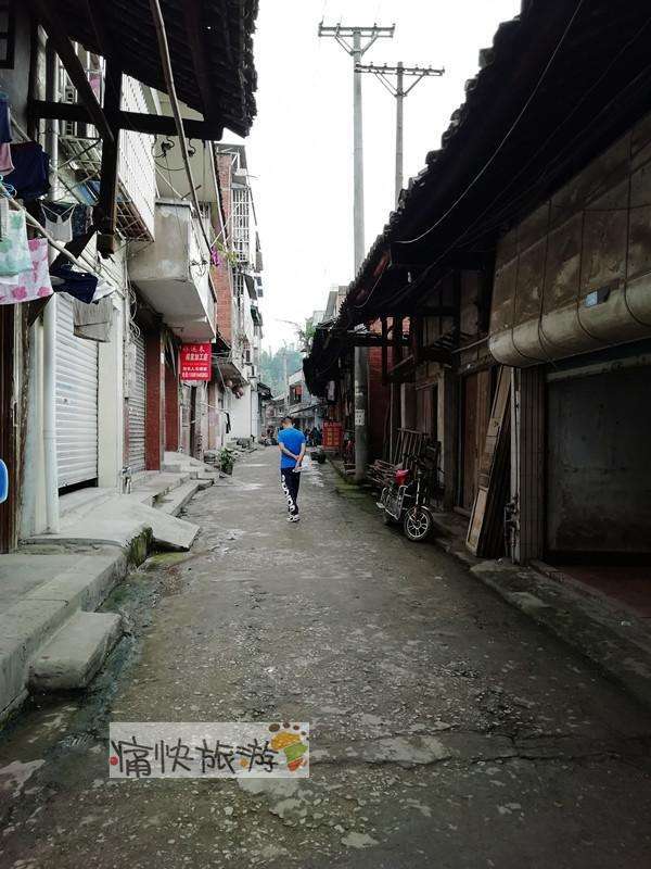 用铁条加固八店街41号门牌和荣县管辖时的十星铭牌桥头老街上有小酒厂