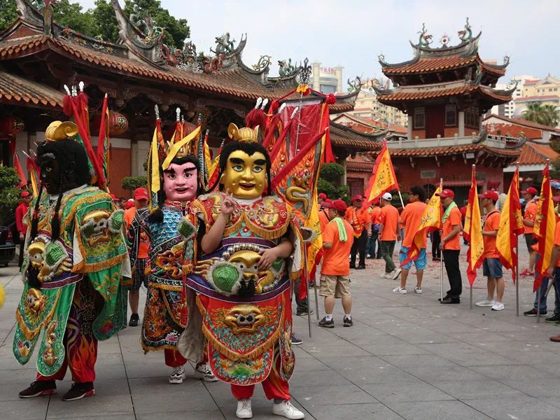 风靡台湾的电音"三太子"当街热舞,海峡两岸800余人齐聚鲤城