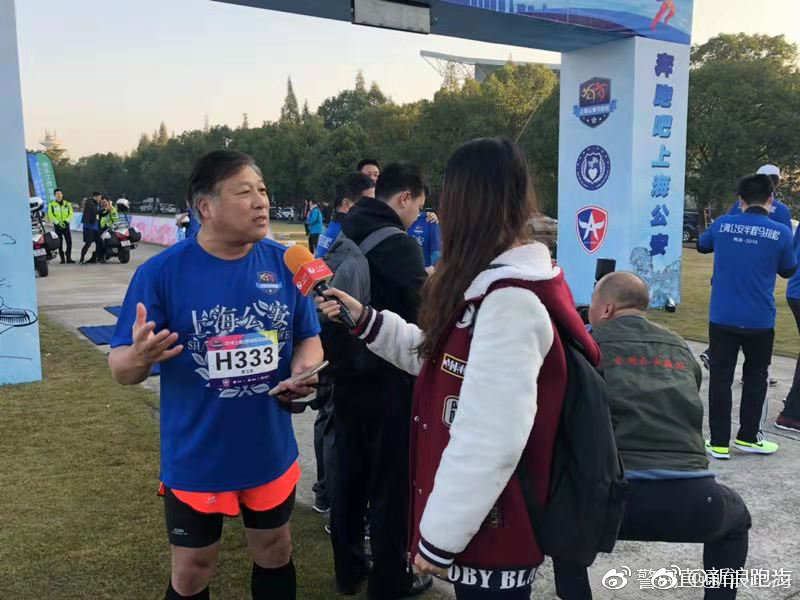 24日上午8时00分,随着“砰”一声清脆的发令枪响