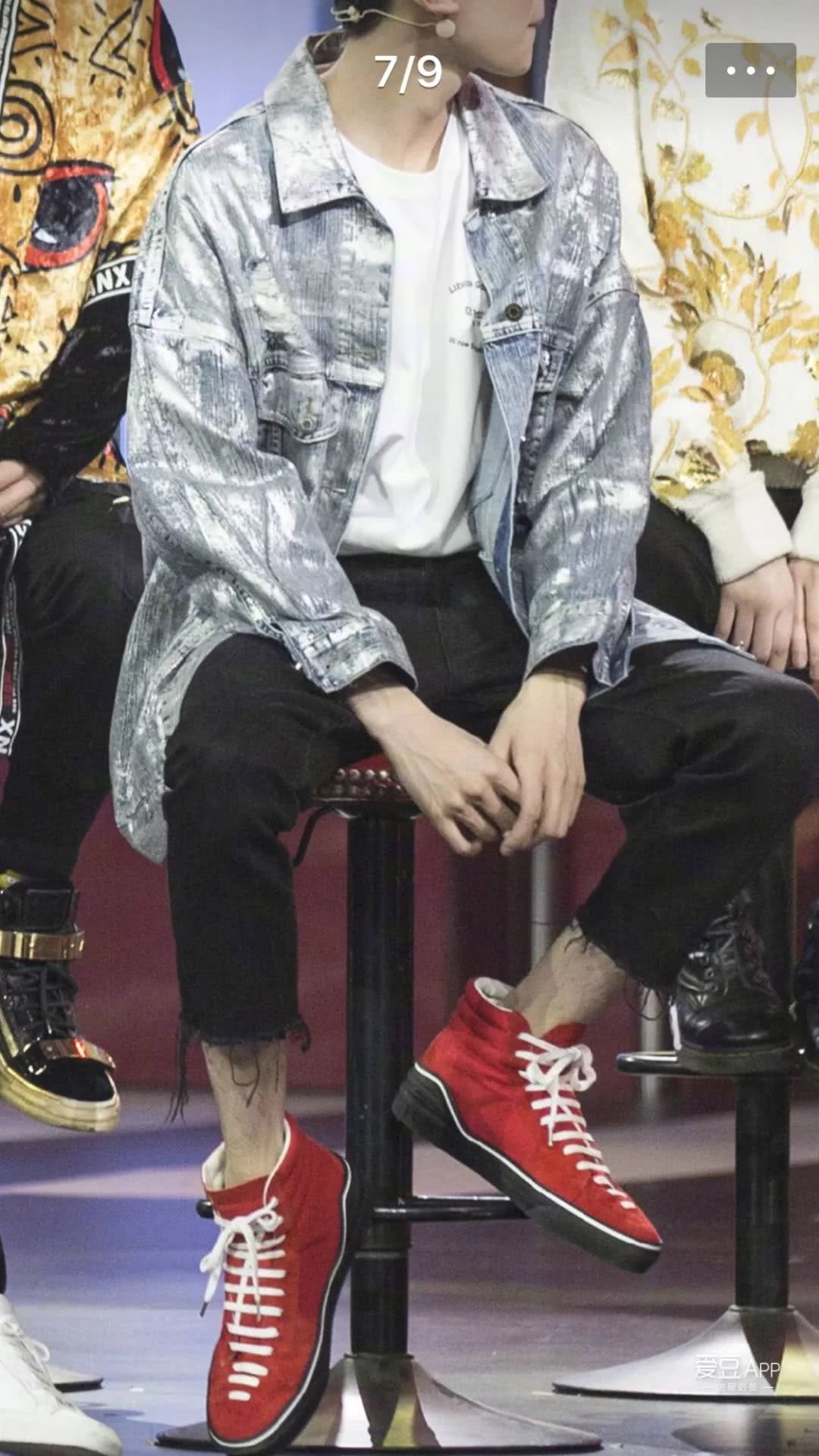 王源用脸蛋宣告可爱用腿毛证明男人