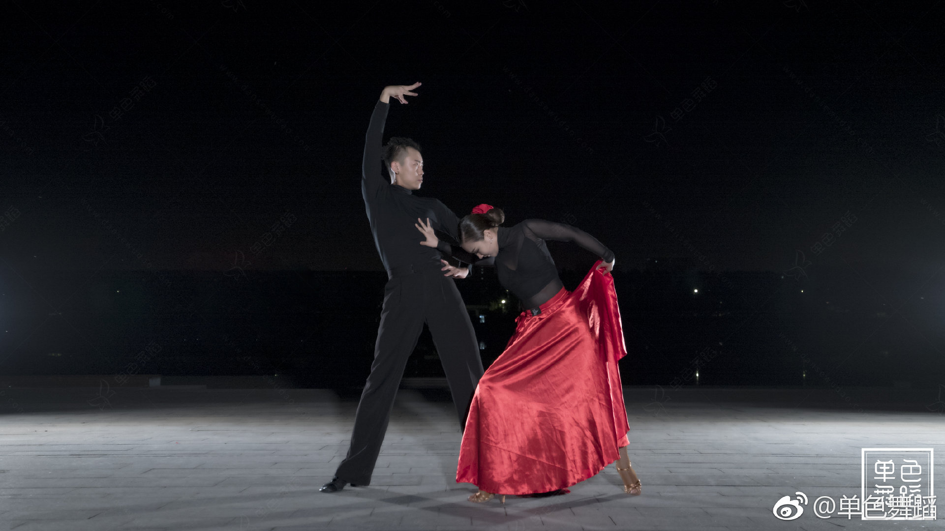 哦哟哟哟拉丁舞导师团体的斗牛舞正在路上