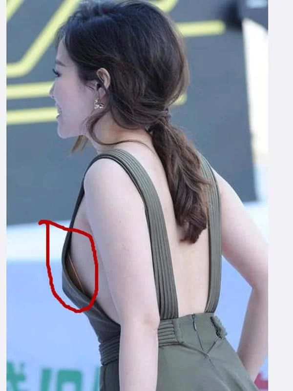 好吧,我就不绕弯子了,第三张图我看见了张靓颖穿的不是裙子,是裤子