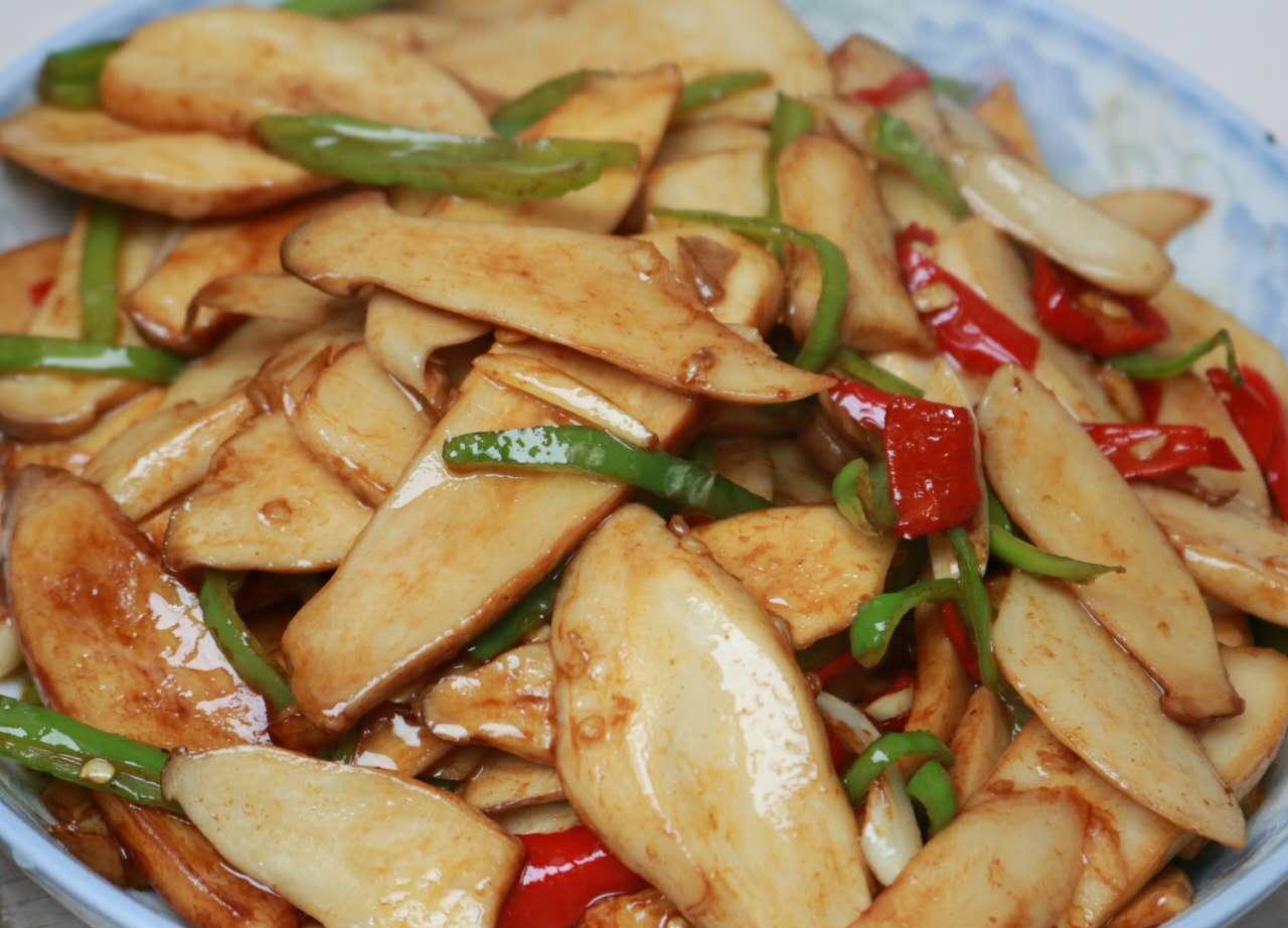 老弟第一次做的青红椒杏鲍菇, 看着黑乎乎的, 味道却出奇地好