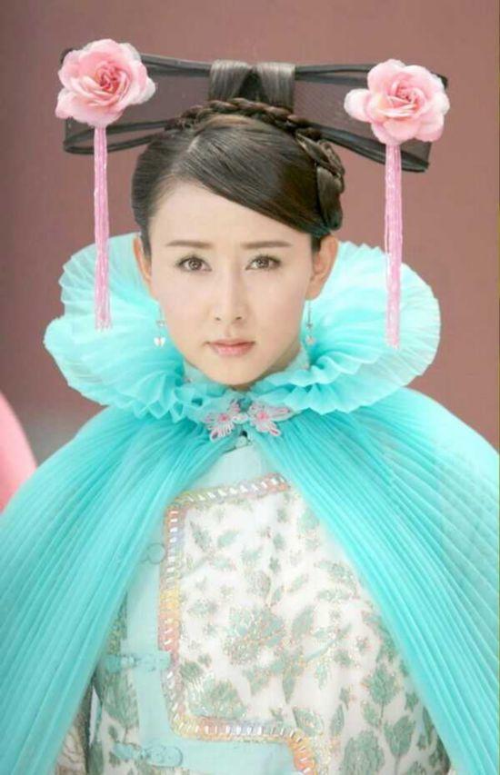 在各个古装剧中的造型也十分让人惊艳胡静,小时候看电视剧的时候就