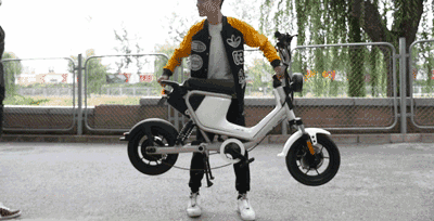 比如说,和朋友一起出去骑行游玩时,可以用小牛电动um sl超轻版做一场