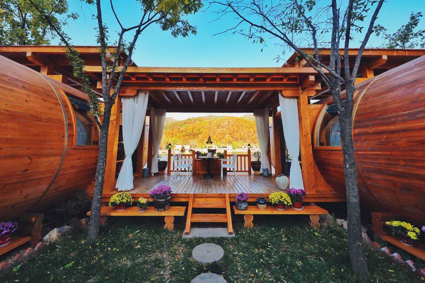 睡在九如山.红颜容木桶.听风.看红山.赏菊.