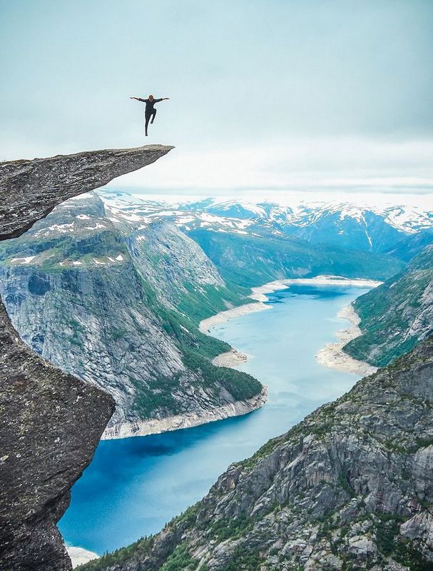 在悬崖边缘的巨石上表演后空翻?这是真正的不要命啊!你不服你来|巨石|