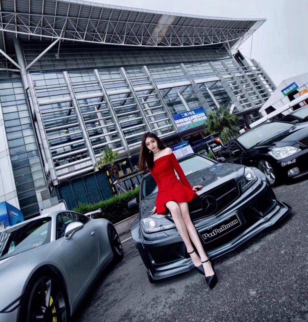 比c63还霸气的奔驰c级改装车,女朋友站在旁边更是帅到没朋友!