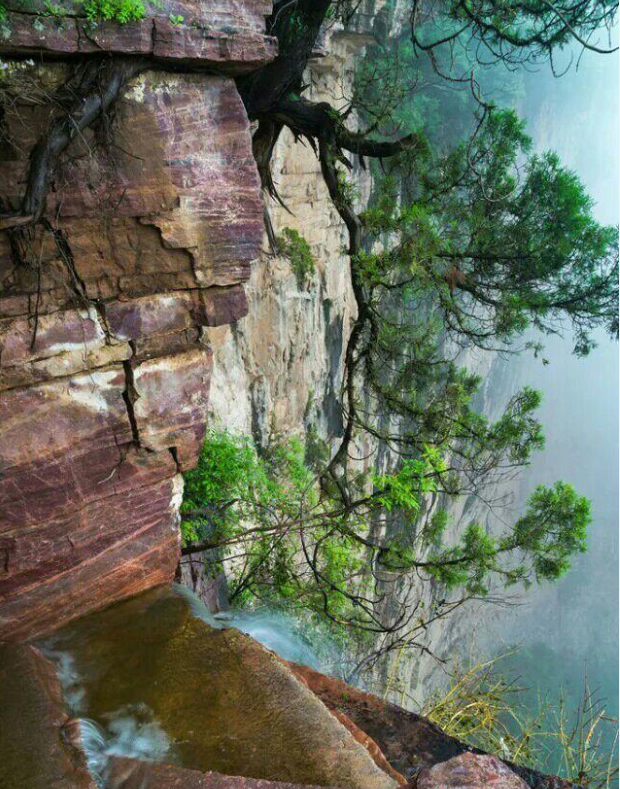 太行山悬崖上的这个山村,至今仍没有通公路,想上山只能步行