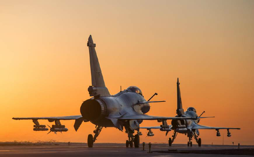 霞光照耀下的中国空军战鹰美轮美奂的超级视觉大片