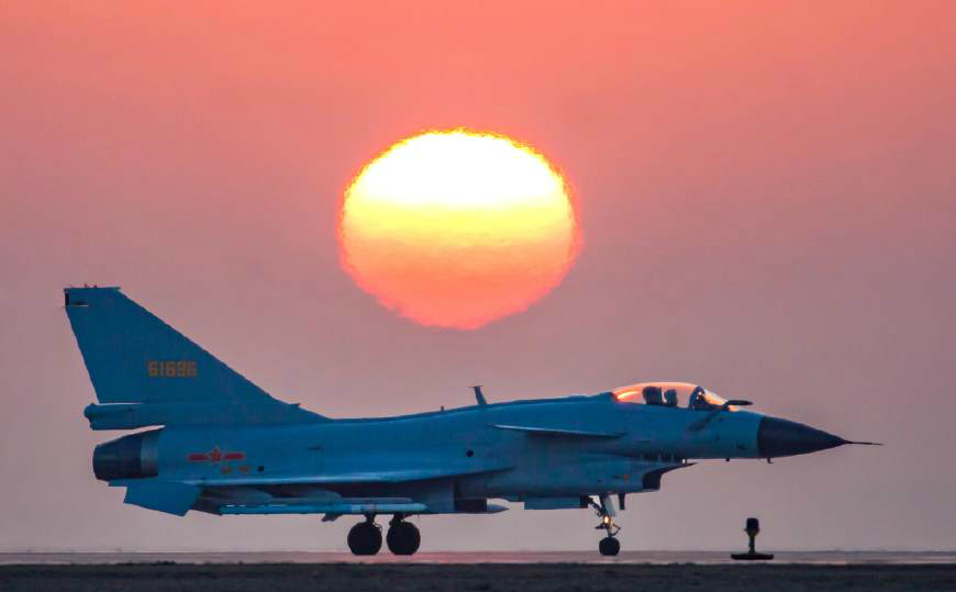 霞光照耀下的中国空军战鹰美轮美奂的超级视觉大片