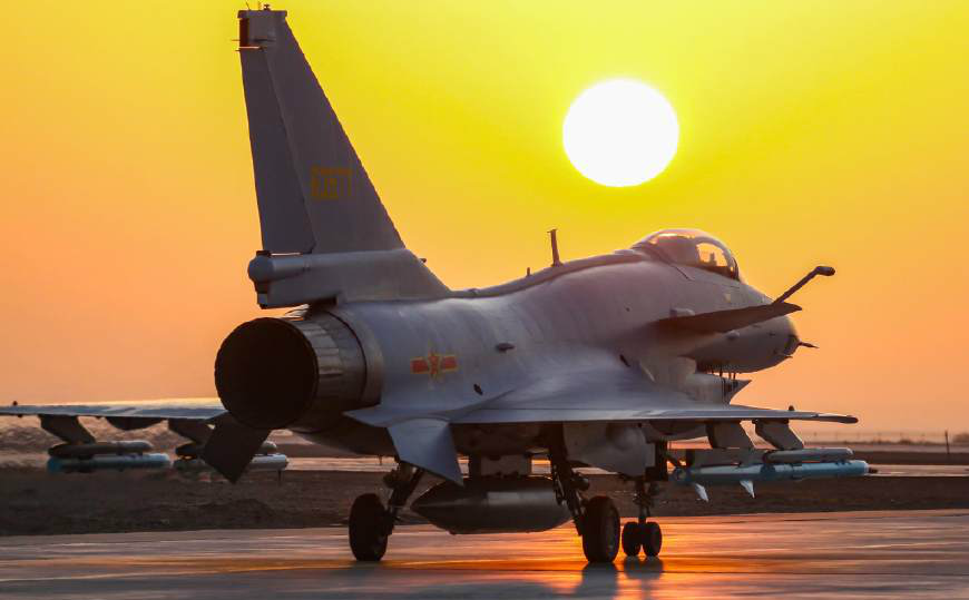 霞光照耀下的中国空军战鹰美轮美奂的超级视觉大片