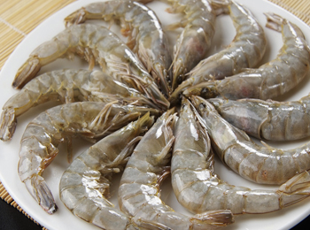 基围虾做好了却不鲜嫩?原来是用错了"水"用这种"水"煮才好吃