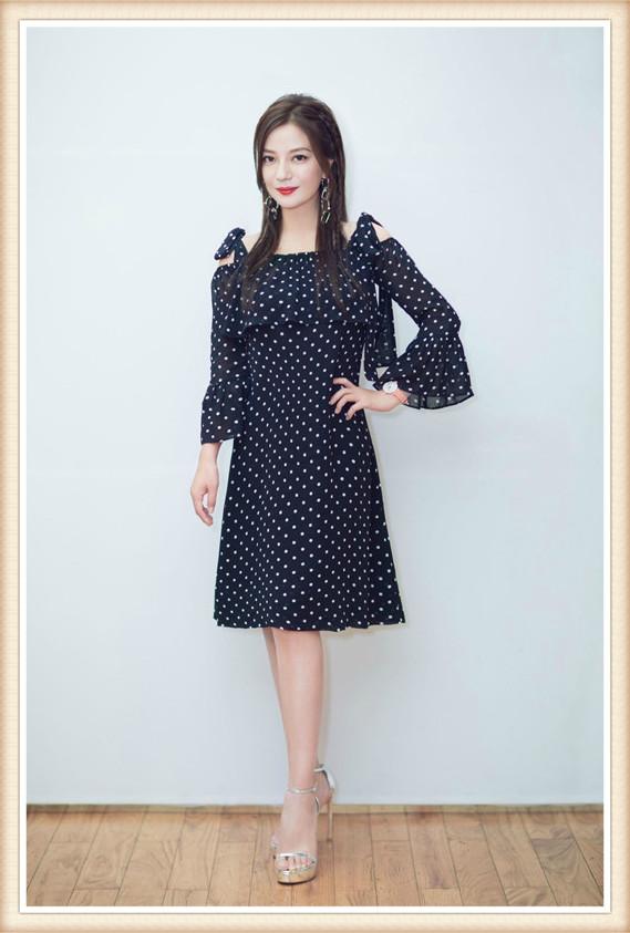 赵薇气质太强了!身穿红配绿竟然一点也不土气,网友:不服不行!