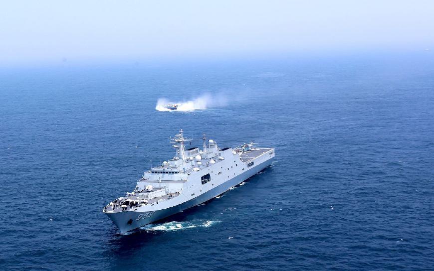 中国075型两栖登陆舰排水量超4万吨,更好维护国家海洋权益