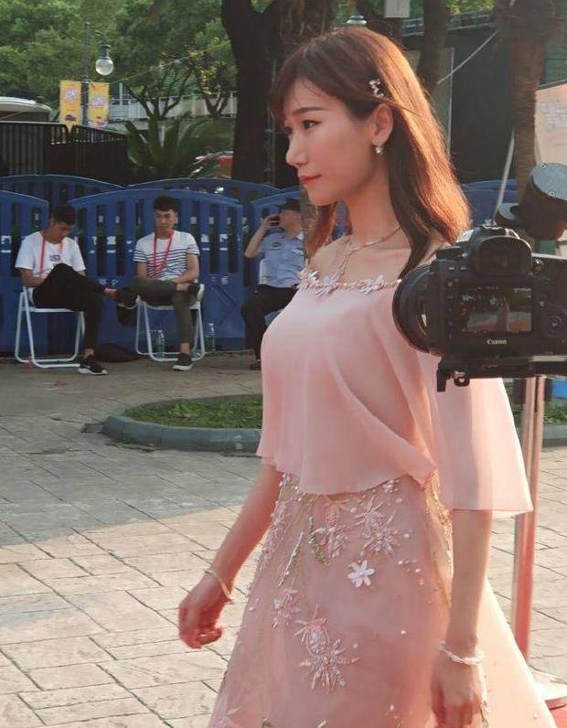 小缘现身斗鱼直播节,听小缘喵走心的歌,获水友称赞!