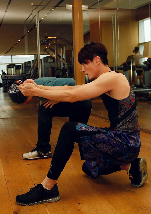 霍建华帅得让人窒息,出道16年还是当年的模样,一身肌肉性感有型