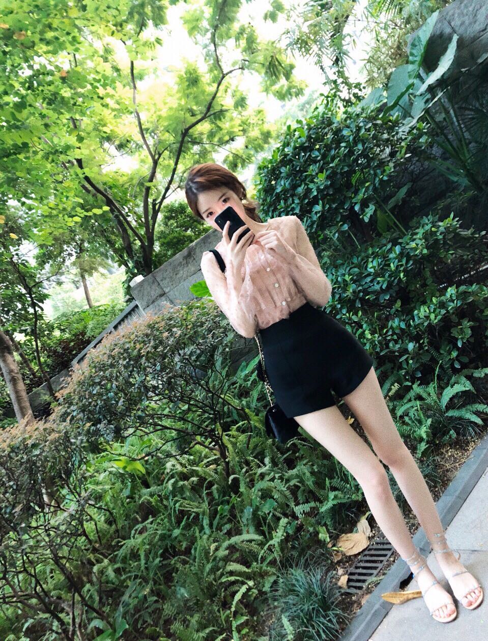 虎牙小熊看望老兵网友们关注点却在腿缝上太细了