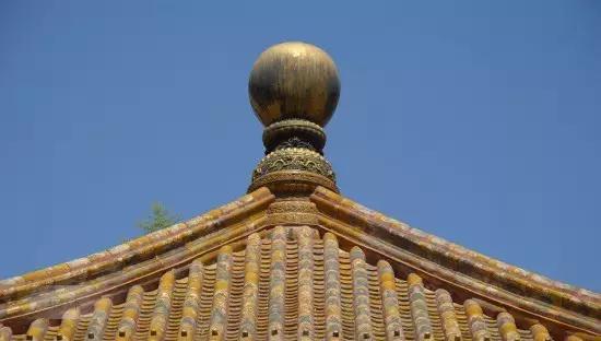 除上述几种屋顶外,其他特殊形式:扇面顶就是扇面形状的屋顶形式,其最