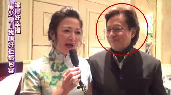 而且,当陈少霞和记者对话时,李文辉一直特别温柔地看向她,全程目不转