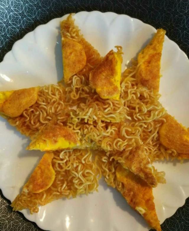方便面鸡蛋饼做成这样饼比薯条还好吃
