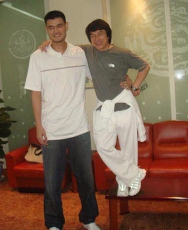 正文                           冯小刚和刘德华两位巨星站在比姚明