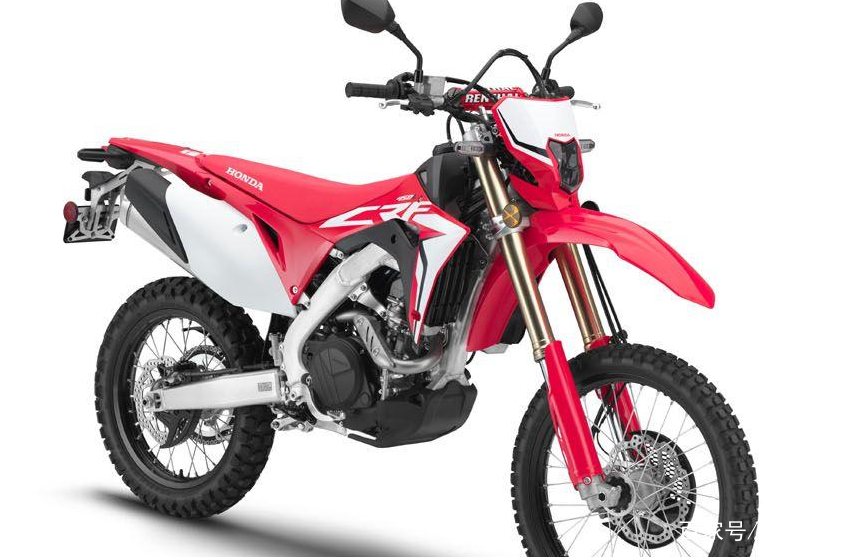 由于crf450l加装了灯系配备,所以为了能在低速骑乘时也能维持充电电量