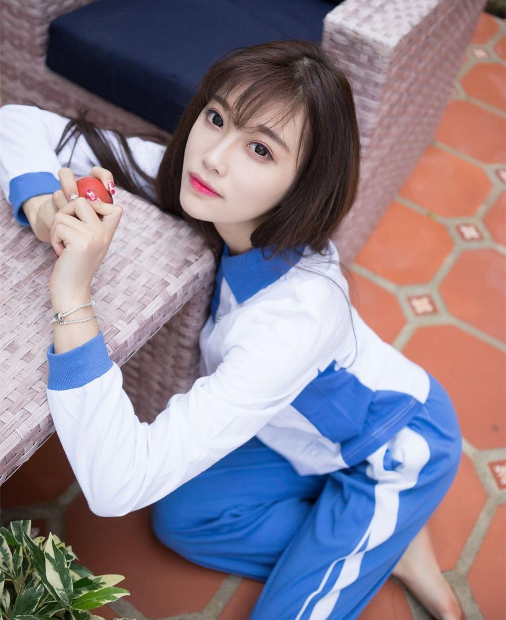 穿上校服的美女很养眼长发飘飘满是青春的回忆