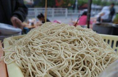 教你煮碱面时,多加这样东西,让面条又滑又入味_新浪新闻