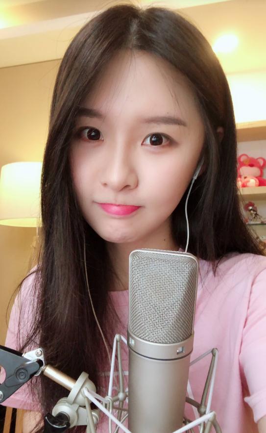 斗鱼阿冷晒自拍打卡,网友喊话一姐来比美!水友:不要招黑!