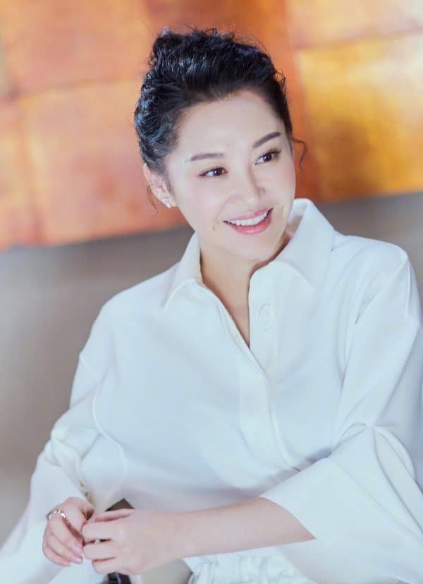 许晴这身材逆天了,高叉裙穿出了二十岁少女的感觉,真冻龄女神!