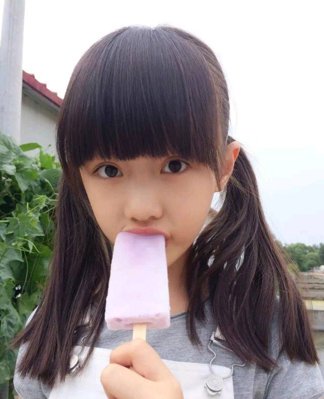 可能真的是女大十八变,现在的小四月真的是很灵动,光看着这照片就