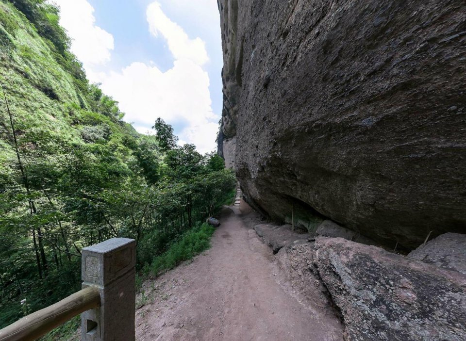 寨下大峡谷是徒步行走三条峡谷悬天峡,通天峡,倚天峡,全长有七公里多.